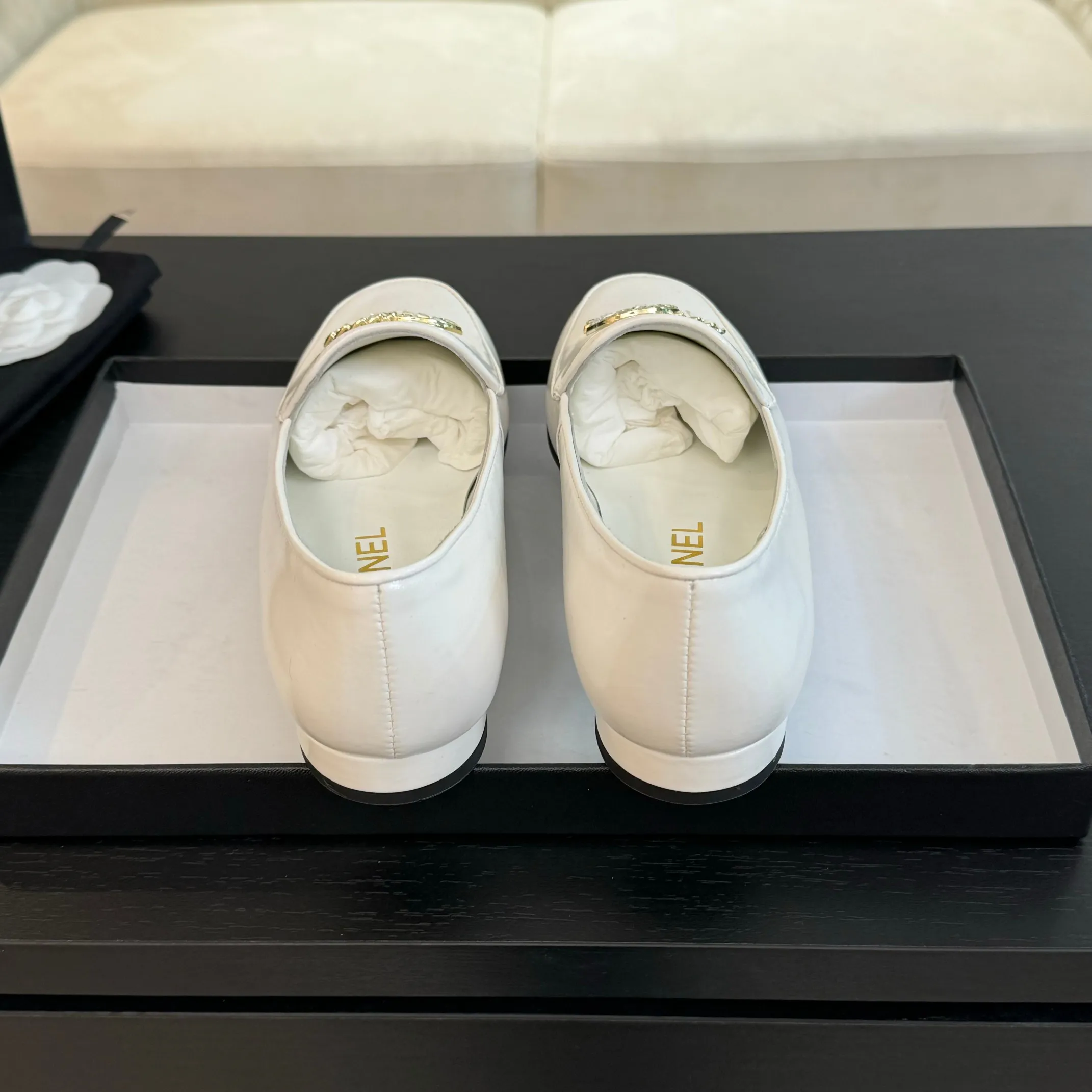 👟👟Ex-factory price 600👟👟 Purchasing-grade CHANEL Xiaoxiang classic retro shoes. I liked this pair at first sight. The design of the upper is very special. The classic hardware buckles embellished with Xiaoxiang are very CHANEL style. It has a high-end feel. The upper feet are very comfortable and soft. The feet are not afraid of being good-looking and comfortable. They are invincible when paired with mid-calf socks, skirts and trousers. It looks simple in style, but it has the effect of elongating the legs immediately on the feet, which is simple and does not lose personality. Adds a touch of coolness. Upper: imported mixed-breed lambskin. Lining: mixed-breed sheepskin. Soft, sweat-absorbent and breathable! Hardware: Exclusive original 1:1 mold development! Long-lasting and does not soften! Outsole: Genuine leather outsole imported from Italy. Height is about 2.5cm. Different market currency. We are different. Size: #34-42 (34 40 41 customized, non-refundable)